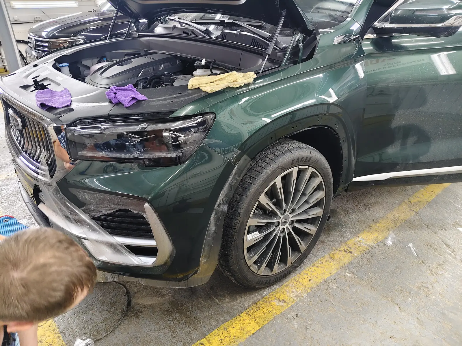 Оклейка зон риска полиуретановой пленкой geely monjaro.