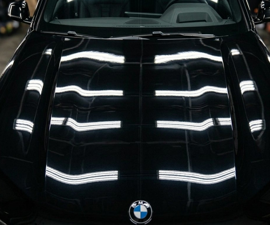 BMW X5: капот после полировки, ровный глубокий блеск ЛКП