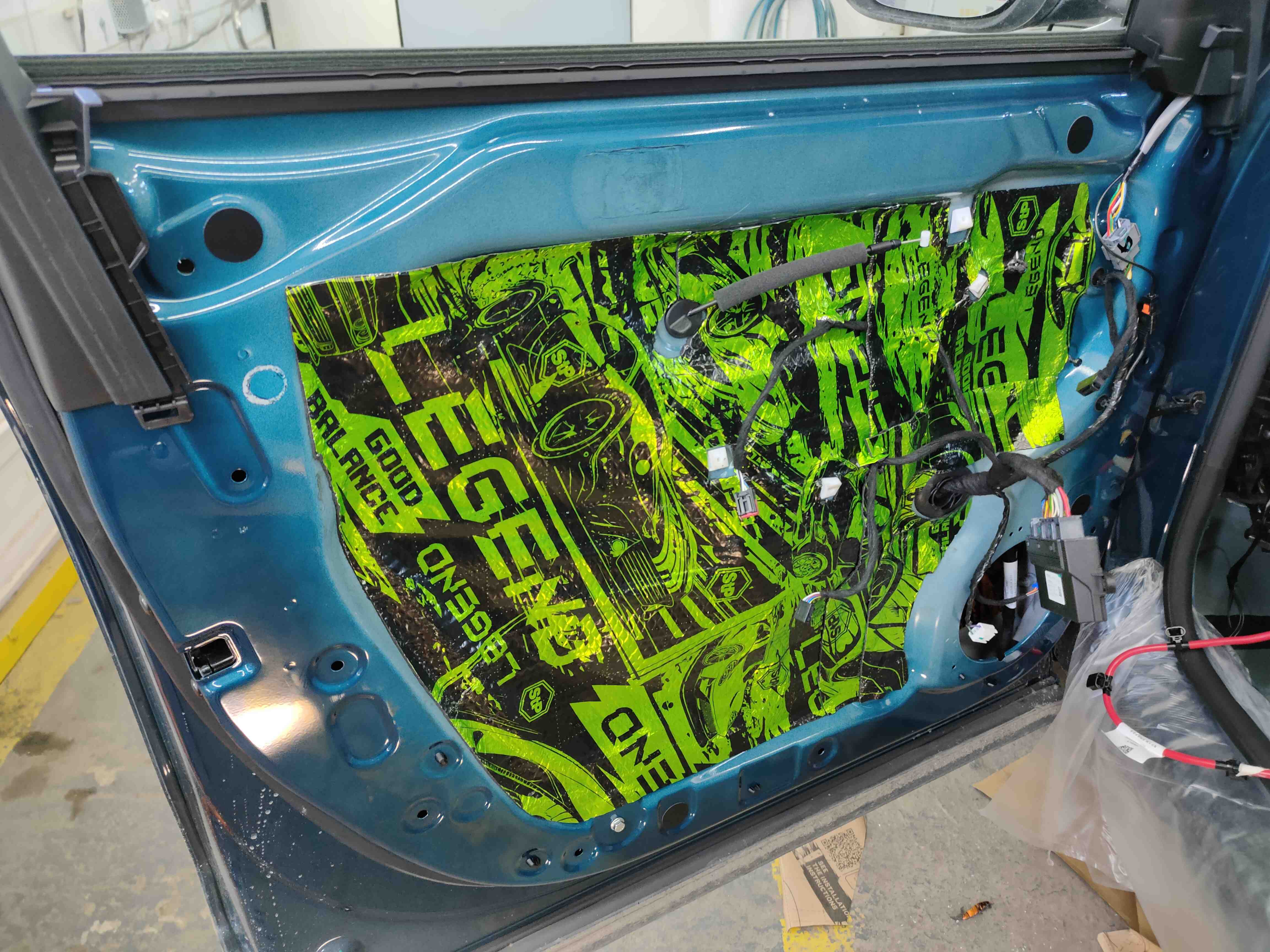 Нанесение виброизоляции на двери автомобиля