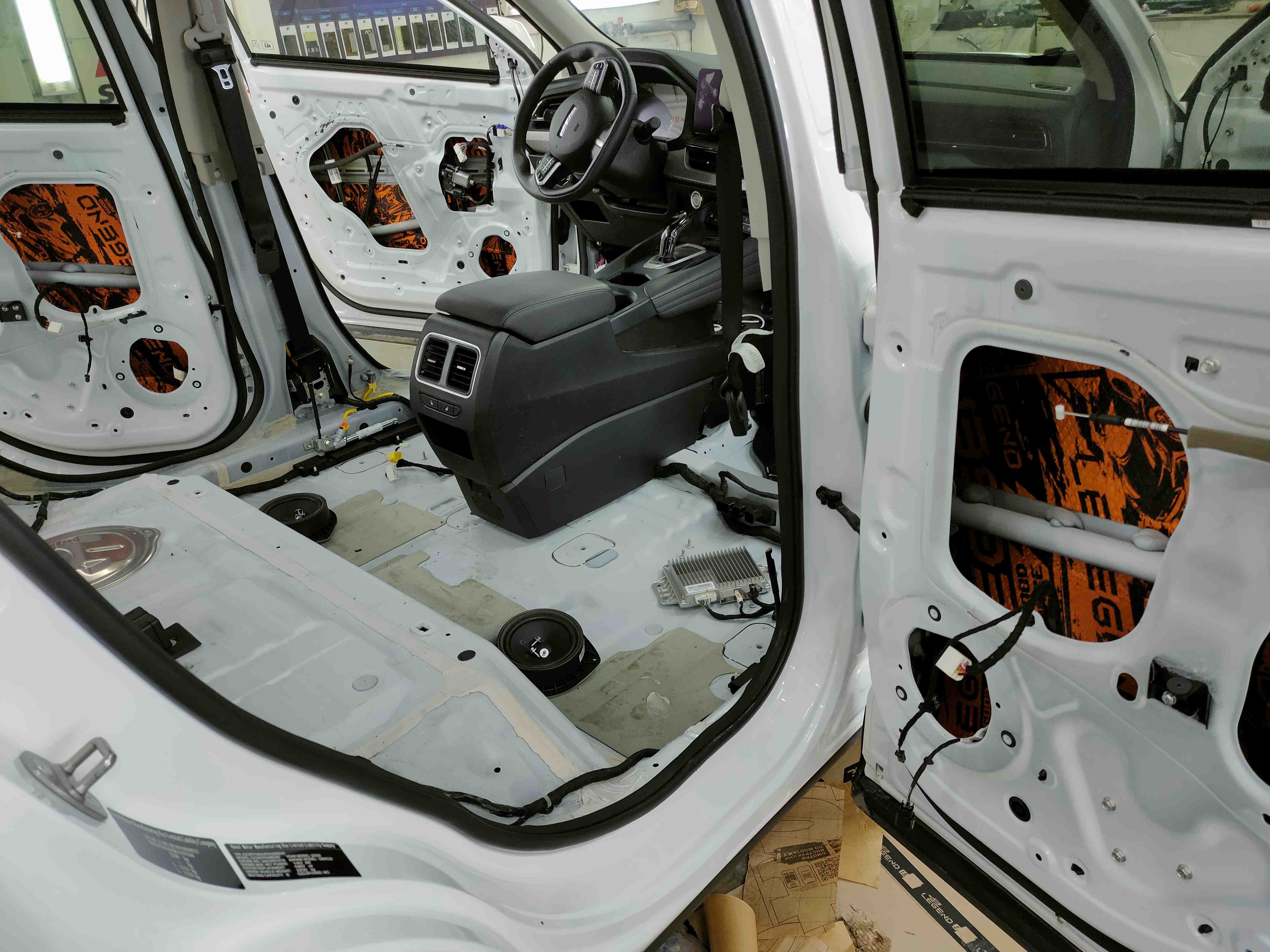 До шумоизоляции: подготовленный кузов и детали без финишного слоя