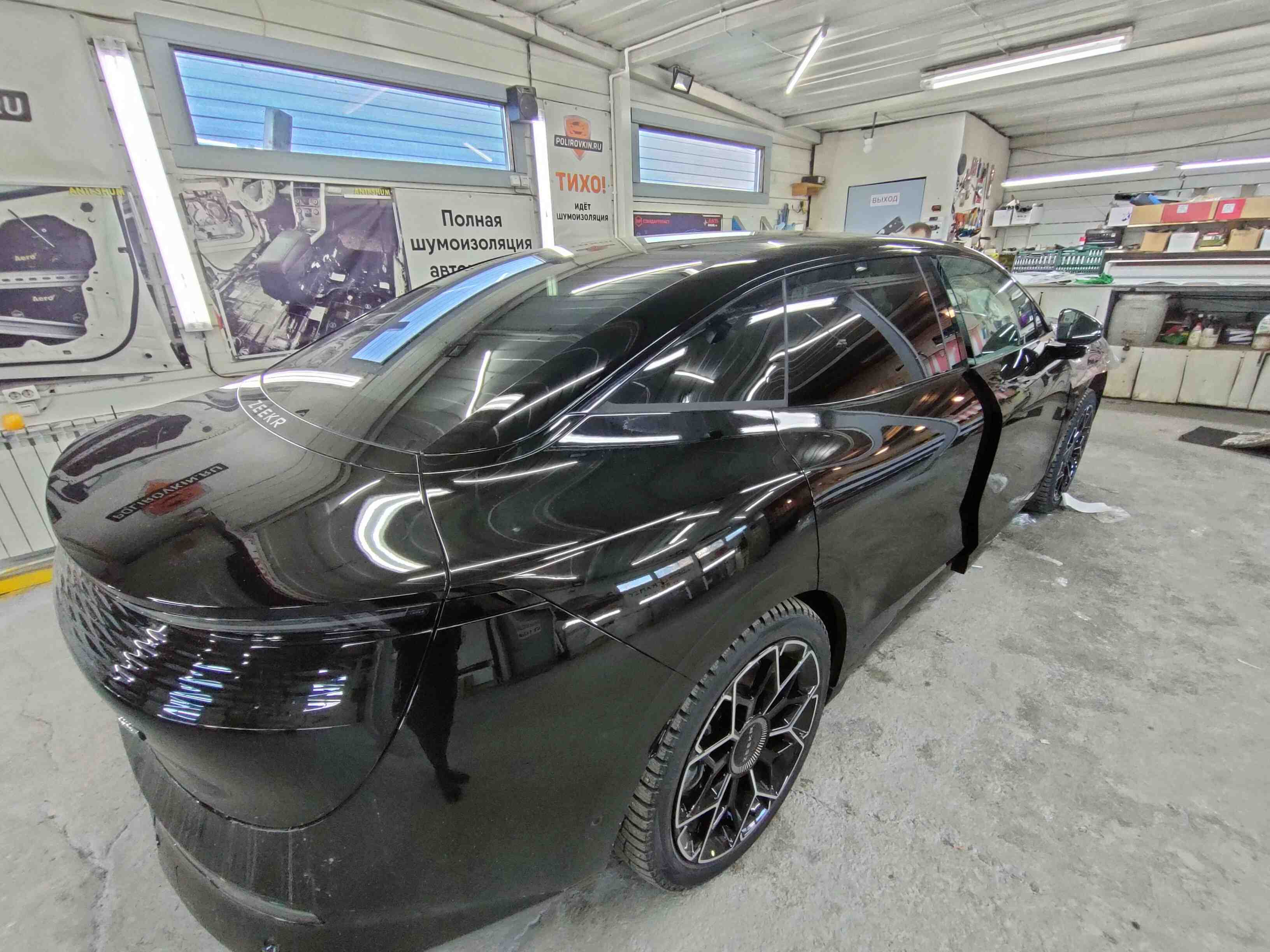 Автомобиль с тонировкой - готовый внешний вид