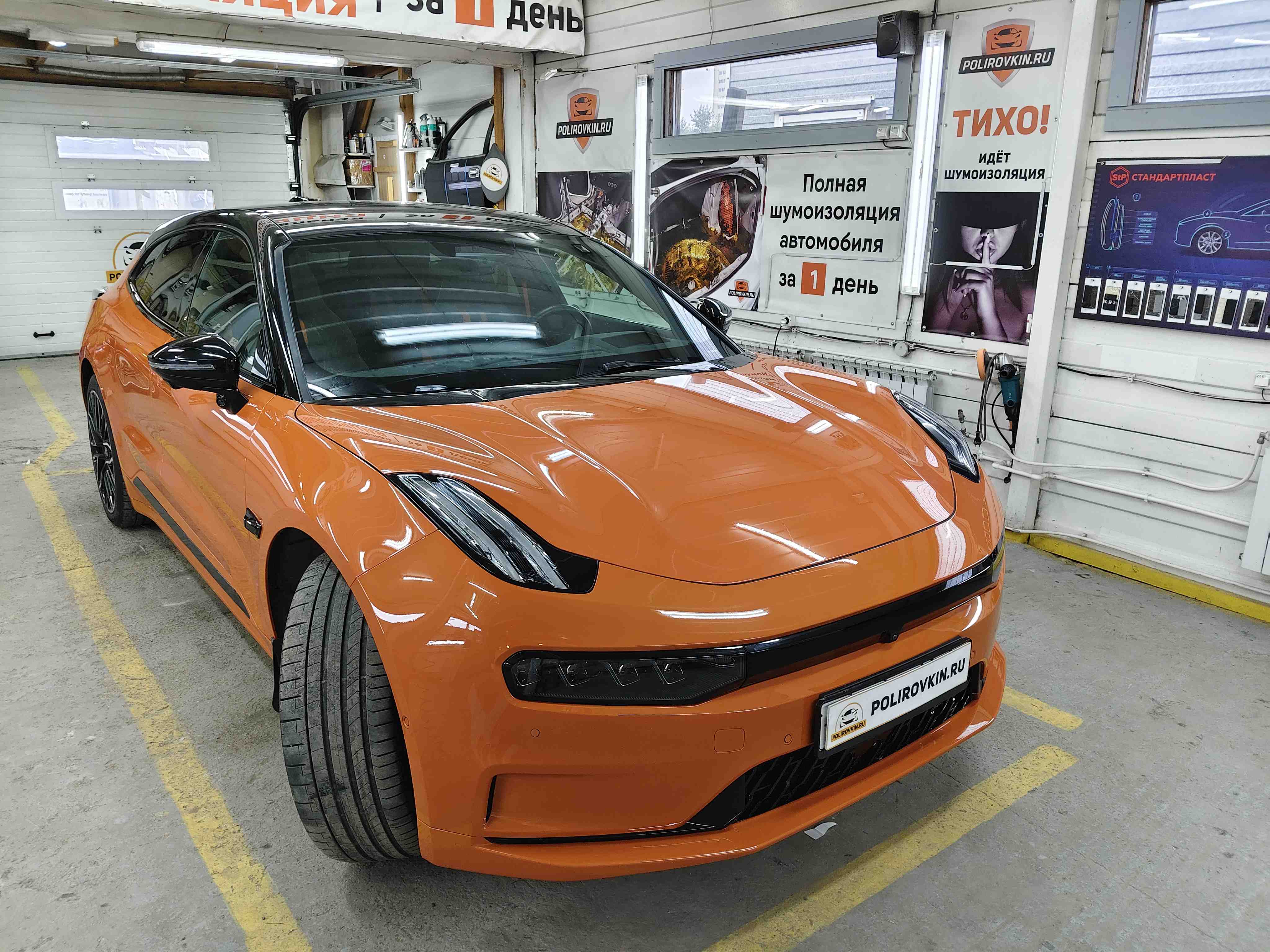 Автомобиль с затонированными стёклами